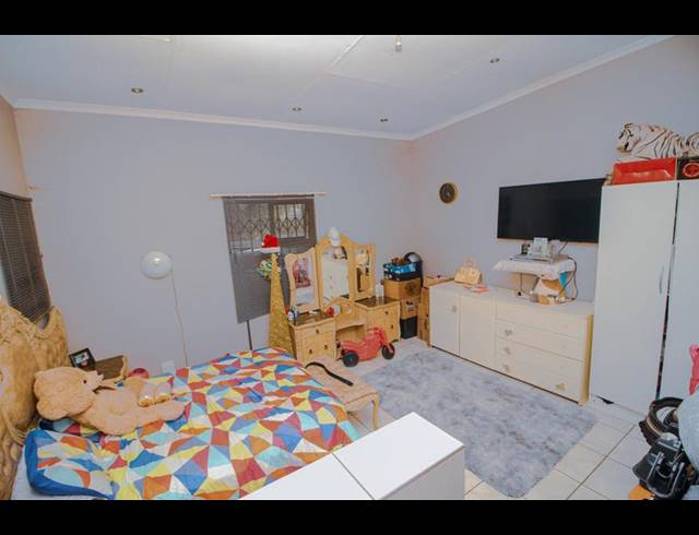 4 BEDROOM HOUSE FOR SALE IN BEZUIDENHOUT VALLEY